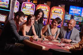 Kartu dan chip di meja perak77 kartu blackjack dan chip